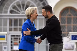 Tổng thống Ukraine Volodymyr Zelensky (phải) và Chủ tịch Ủy ban châu Âu Ursula von der Leyen (Ảnh: AFP/ TTXVN) 