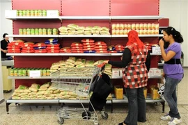 Người dân mua sắm tại một siêu thị ở Pháp. (Ảnh: AFP/TTXVN)