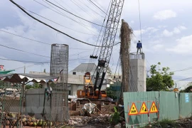 Thi công hạng mục của đường dẫn vào cầu Mỹ Thuận 2. (Ảnh: Hữu Chí/TTXVN) 