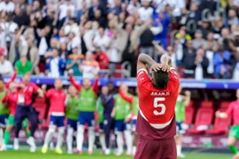 Cảm xúc của Manuel Akanji khi đội tuyển Thụy Sĩ bị loại. (Nguồn: ESPN)