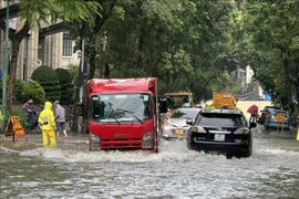 Ngập tại ngã tư Phan Bội Châu-Lý Thường Kiệt, quận Hoàn Kiếm. (Ảnh: TTXVN)