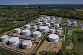 Các bể trữ dầu của Công ty quản lý hệ thống đường ống dẫn dầu Mỹ Colonial Pipeline ở Woodbine, bang Maryland. (Ảnh: AFP/TTXVN)