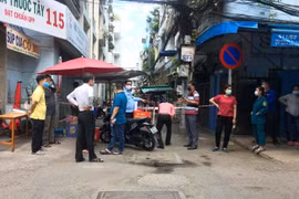 Các lực lượng chức năng phong tỏa giám sát khu vực cách ly tại hẻm 611 đường Điện Biên Phủ, phường 1, Quận 3. (Ảnh: Thanh Vũ/TTXVN)
