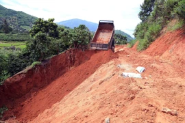 Khắc phục sự cố sạt lở tại tuyến kênh công trình thủy lợi Suối Đá, xã Quảng Hòa, huyện Đắk Glong, tỉnh Đắk Nông. (Ảnh: Hưng Thịnh/TTXVN)