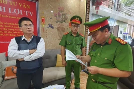 Cơ quan Công an đọc lệnh khởi tố, bắt tạm giam đối với Trần Minh Lợi. (Nguồn: Bảo vệ Pháp luật)