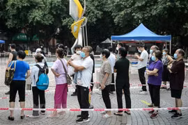 Người dân xếp hàng chờ xét nghiệm COVID-19 tại Quảng Đông, Trung Quốc. (Ảnh: AFP/TTXVN) 