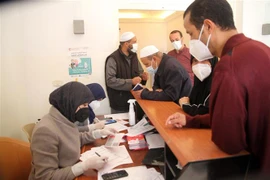 Người dân đăng ký tiêm chủng vaccine ngừa COVID-19 tại Tripoli, Libya, ngày 17/4/2021. (Ảnh: THX/TTXVN)