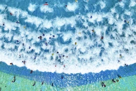 Người dân tránh nóng trong công viên nước tại tỉnh Giang Tô, Trung Quốc. (Ảnh: AFP/TTXVN) 