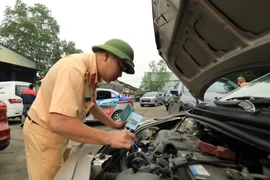 Lực lượng Cảnh sát giao thông được tăng cường tại Trung tâm đăng kiểm 29-06V. (Ảnh: Tuấn Anh/TTXVN) 