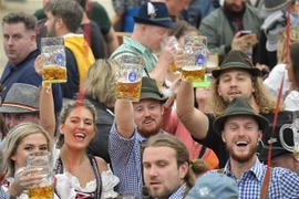 Người dân tham gia lễ hội bia Oktoberfest tại Munich, Đức. (Ảnh: AFP/ TTXVN)