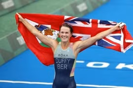 Vận động viên Flora Duffy của Bermuda giành chiến thắng ở nội dung ba môn phối hợp nữ, Olympic Tokyo 2020, tại Odaiba, Nhật Bản, ngày 27/7/2021. (Ảnh: Kyodo/ TTXVN)