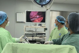 Các bác sỹ tại Bệnh viện Đa khoa tỉnh Bình Dương thực hiện ca phẫu thuật cho sản phụ mang thai ngoài tử cung hiếm gặp. (Ảnh: TTXVN phát)