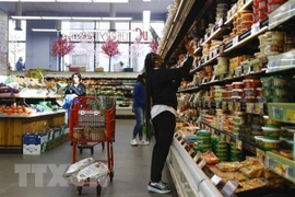 Người dân mua sắm tại một cửa hàng ở Washington, DC, Mỹ. (Ảnh: THX/TTXVN) 