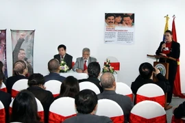 Lễ tưởng niệm ngày mất của cố Tổng thống Hugo Chavez do Đại sứ quán Venezuela tổ chức năm 2015 tại Hà Nội. (Ảnh: Nguyễn Dân/TTXVN)