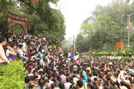 Một biển người hỗn loạn cố tìm cách để lên Đền Thượng. (Ảnh: Quốc Khánh/TTXVN)