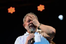 Cựu Tổng thống Brazil Lula Da Silva phát biểu trước những người ủng hộ Tổng thống Dilma Rousseff ở Rio de Janeiro ngày 11/4. (Nguồn: AFP/TTXVN)