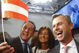 Ông Norbert Hofer mừng chiến thắng cùng người ủng hộ. (Nguồn: theguardian.com)