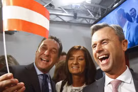 Ông Norbert Hofer mừng chiến thắng cùng người ủng hộ. (Nguồn: theguardian.com)