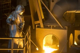 Công nhân làm việc tại nhà máy thép Saint-Gobain PAM ở Pont-a-Mousson, đông bắc Pháp ngày 12/4. (Nguồn: AFP/TTXVN)