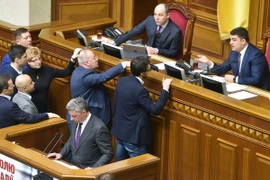  Chủ tịch Quốc hội Volodymyr Groysman (phải, phía trên) trong một phiên họp Quốc hội ở thủ đô Kiev ngày 29/3. (Nguồn: AFP/TTXVN)