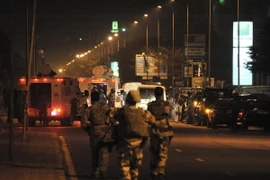 Binh sỹ thuộc phái bộ EU điều tra tại hiện trường vụ tấn công. (Nguồn: AFP/TTXVN)