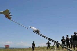 Binh sỹ Nga phóng thiết bị không người lái "Eleron 3" trong cuộc tập trận. (Nguồn: AFP/TTXVN)