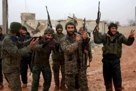 Binh sỹ Syria mừng chiến thắng sau khi lực lượng này giành được quyền kiểm soát tại làng Ratian, phía bắc thành phố Aleppo ngày 6/2. (Nguồn: AFP/TTXVN)
