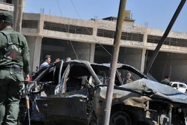 Hiện trường vụ đánh bom gần một trong những vị trí của Các đơn vị bảo vệ nhân dân người Kurk (YPG) tại quận al-Antariyeh của thành phố Qamishli, miền Bắc Syria. (Nguồn: AFP/TTXVN)