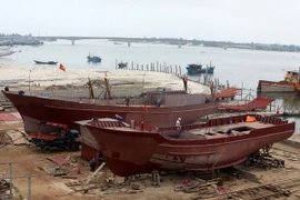 Đóng tàu vỏ thép tại Công ty TNHH đóng tàu Cửa Việt, thị trấn Cửa Việt, tỉnh Quảng Trị. (Ảnh: Vũ Sinh/TTXVN)