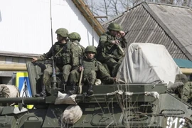 Lực lượng vũ trang Nga gác gần trụ sở đồn cảnh sát ở Novoselitsky. (Nguồn: Reuters/TTXVN)