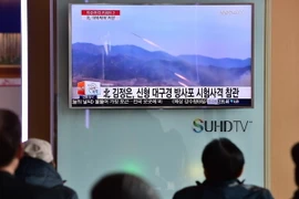 Người dân thủ đô Seoul của Hàn Quốc theo dõi bản tin trên truyền hình về một vụ phóng tên lửa của Triều Tiên ngày 4/3. (Nguồn: AFP/TTXVN)