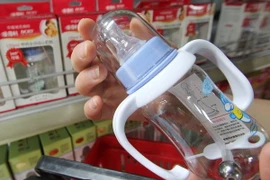 Bình sữa dành cho trẻ sơ sinh được bày bán tại một siêu thị ở thành phố Linyi, tỉnh Sơn Đông, Trung Quốc. (Nguồn: THX/TTXVN)