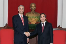 Ông Nguyễn Văn Bình, Ủy viên Bộ Chính trị, Trưởng Ban Kinh tế Trung ương tiếp đoàn đại biểu IMF do ông John Nelmes làm trưởng đoàn. (Ảnh: Phạm Kiên/TTXVN)