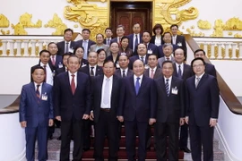 Thủ tướng Nguyễn Xuân Phúc, Tổng Bí thư Đảng Nhân dân Cách mạng Lào, Chủ tịch nước Cộng hòa Dân chủ Nhân dân Lào BunnhangVolachit và các đại biểu. (Ảnh: Thống Nhất/TTXVN)