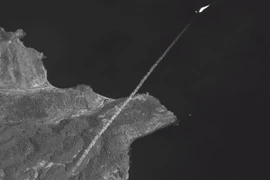 Một vệt sáng được cho là của tên lửa tầm trung Musudan-ri sau khi Triều Tiên phóng thử tên lửa này ngày 5/4/2009. (Nguồn: EPA/TTXVN)