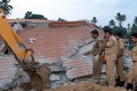 Lực lượng cứu hộ làm nhiệm vụ tại hiện trường vụ hỏa hoạn. (Nguồn: AFP/TTXVN)