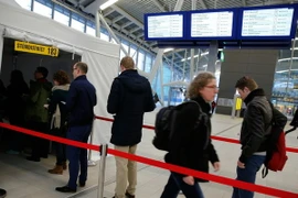 Người dân Hà Lan xếp hàng chờ bỏ phiếu trong cuộc trưng cầu ý dân ở Wageningen ngày 6/4. (Nguồn: AFP/TTXVN)