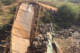 Xe tải chở cát làm sập cầu dân sinh, 3 người rơi xuống sông