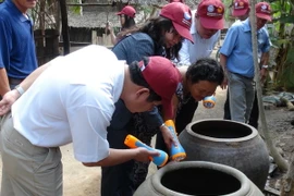 Khảo sát và hướng dẫn người dân diệt muỗi, loăng quăng đúng cách. (Ảnh: Thanh Hòa/TTXVN)