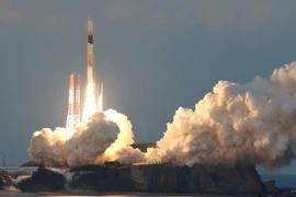 Tên lửa đẩy H-2A mang theo vệ tinh Astro-H rời bệ phóng tại Trung tâm Vũ trụ Tanegashima ở tỉnh Kagoshima, Nhật Bản ngày 17/2. (Nguồn: AFP/TTXVN)