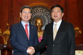 Bí thư Thành ủy TP.HCM Đinh La Thăng đã tiếp Chủ tịch Hội Nghị sỹ hữu nghị Việt Nam-Hàn Quốc Kim Hack-Young. (Ảnh: Thanh Vũ/TTXVN)