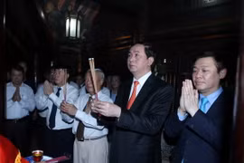 Chủ tịch nước Trần Đại Quang dâng hương tại Đền Vua Lê Đại Hành. (Ảnh: Nhan Sáng/TTXVN)