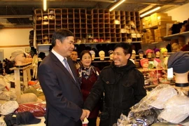 Đại sứ thăm hỏi các doanh nghiệp tại Trung tâm Thương mại Thái Bình Dương. (Ảnh: Mạnh Hùng/Vietnam+)