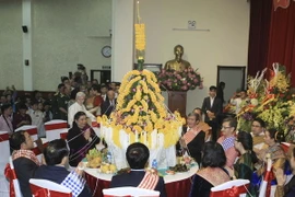 Lãnh đạo Đảng, Nhà nước thực hiện Nghi lễ truyền thống trong Tết Bunpimay của Lào. (Ảnh: Phạm Kiên/TTXVN)