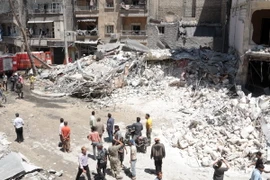 Cảnh đổ nát do xung đột tại quận Sukkari, vùng lân cận Aleppo, nơi lực lượng đối lập chiếm giữ ngày 16/6. (Nguồn: AFP/TTXVN)