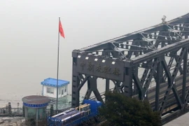 Xe tải của Trung Quốc qua cầu Yalu từ thị trấn cửa khẩu Dandong, hướng tới thị trấn Sinuiju của Triều Tiên ngày 3/3. (Nguoonf: AFP/TTXVN)