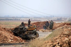 Binh sỹ Syria đóng quân tại thị trấn Ain al-Hanash, gần l-Bab, Aleppo, miền đông Syria ngày 13/1. (Nguồn: AFP/TTXVN)