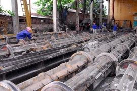 Sản xuất cột bêtông tại một doanh nghiệp của Hội doanh nghiệp nhỏ và vừa tỉnh Hòa Bình. (Ảnh: Danh Lam/TTXVN)