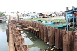 Đập ngăn mặn tại ngã ba Giải phóng 9, thành phố Rạch Giá vừa hoàn thành. (Ảnh: Lê Sen/TTXVN)