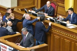Chủ tịch Quốc hội Volodymyr Groysman (phải, phía trên) trong một phiên họp Quốc hội ở thủ đô Kiev ngày 29/3. (Nguồn: AFP/TTXVN)